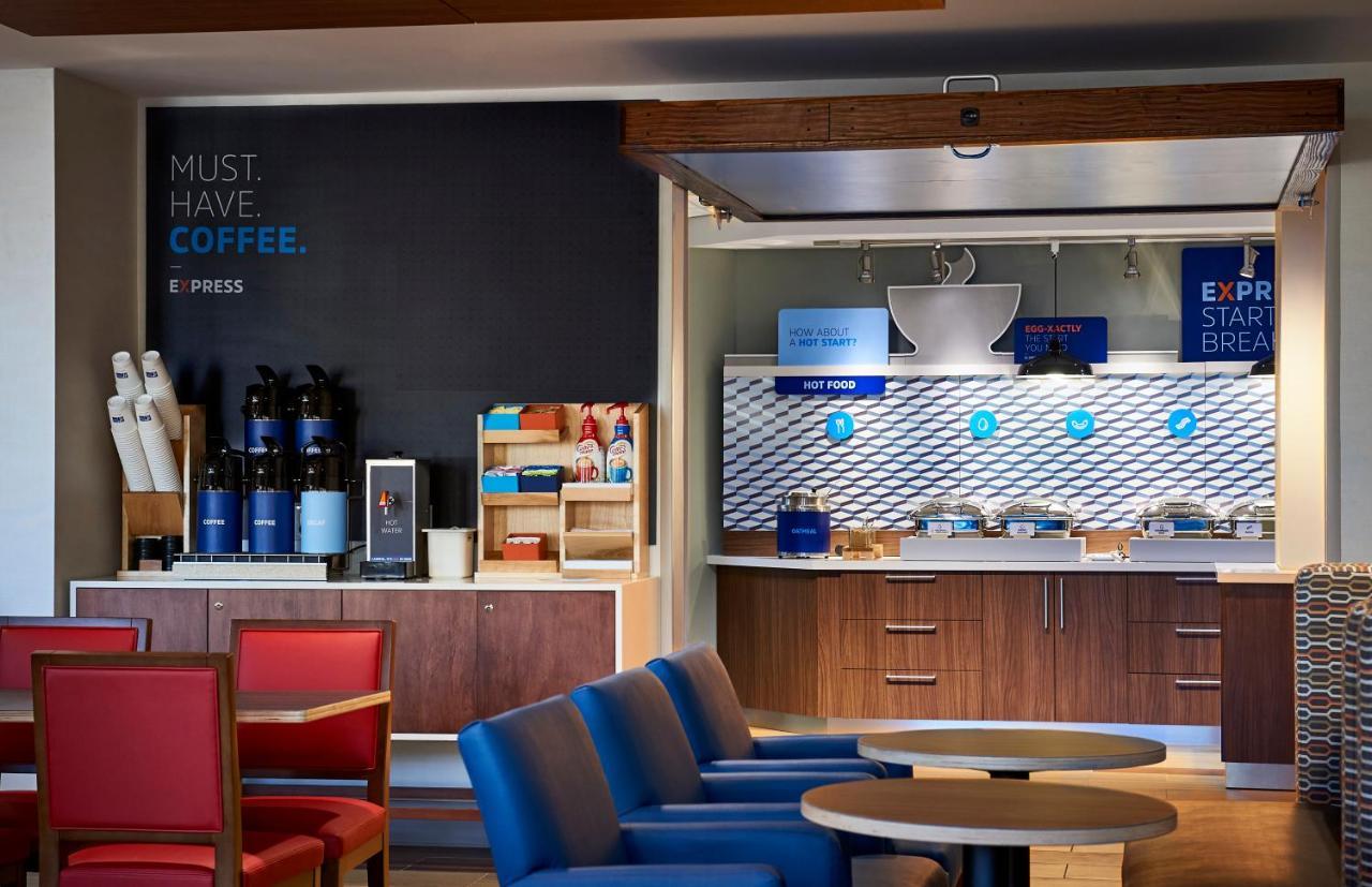 Holiday Inn Express & Suites - Dallas Market Center By Ihg エクステリア 写真