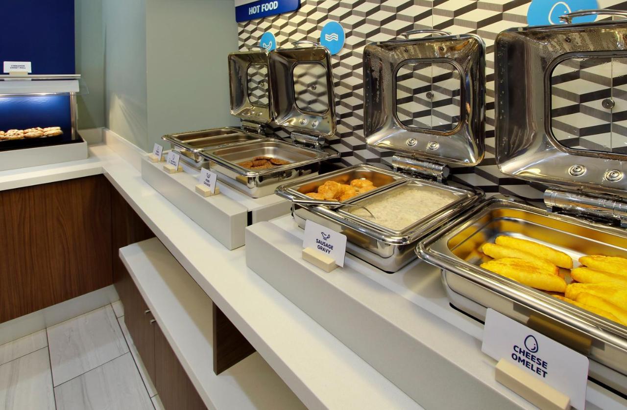 Holiday Inn Express & Suites - Dallas Market Center By Ihg エクステリア 写真