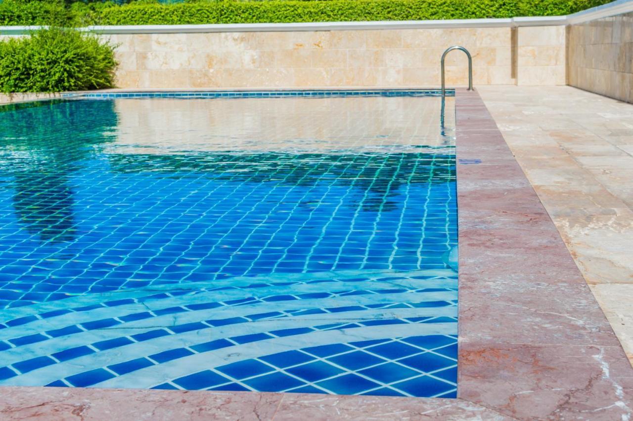 Holiday Inn Express & Suites - Dallas Market Center By Ihg エクステリア 写真