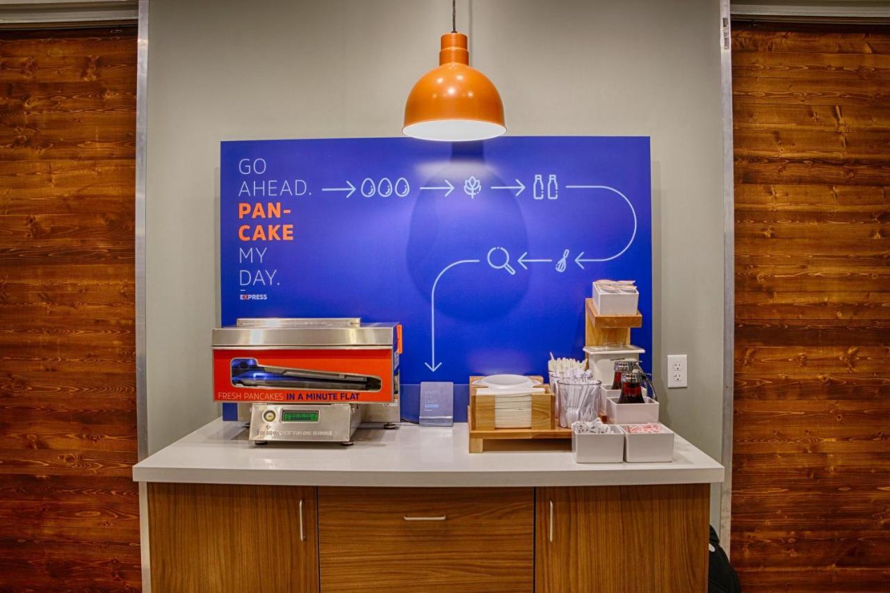 Holiday Inn Express & Suites - Dallas Market Center By Ihg エクステリア 写真
