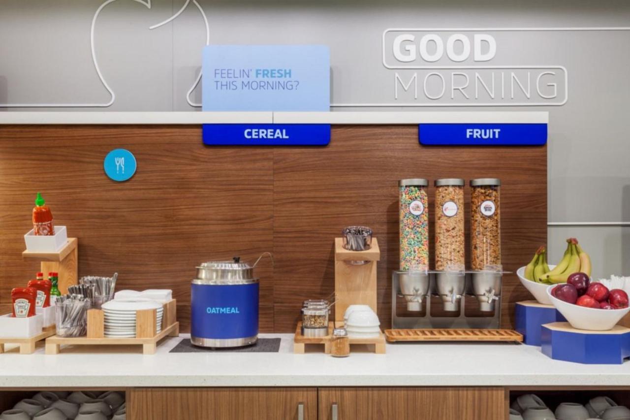 Holiday Inn Express & Suites - Dallas Market Center By Ihg エクステリア 写真