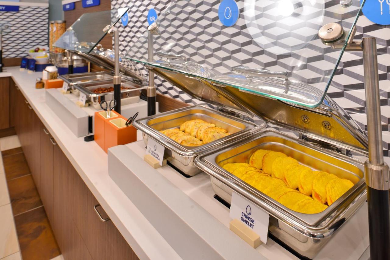 Holiday Inn Express & Suites - Dallas Market Center By Ihg エクステリア 写真