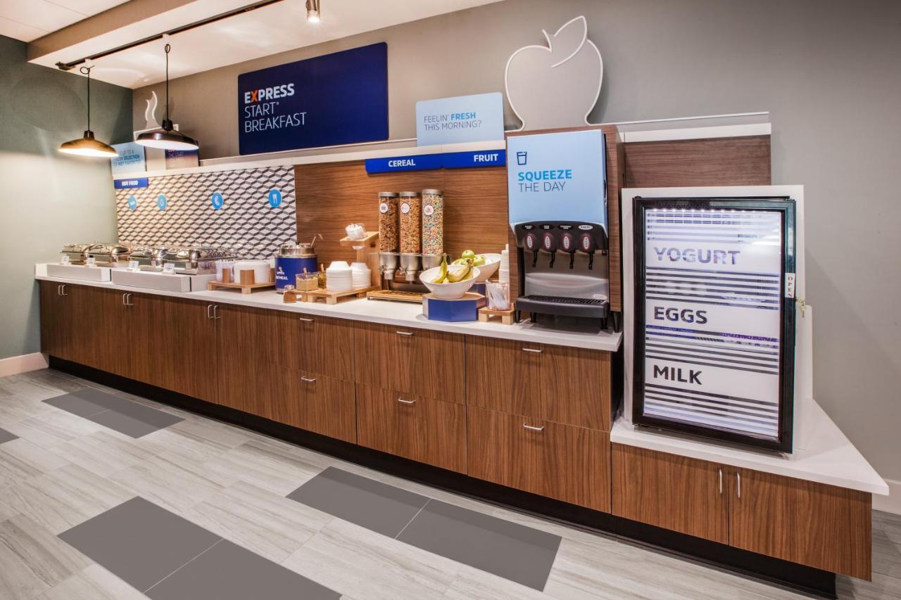 Holiday Inn Express & Suites - Dallas Market Center By Ihg エクステリア 写真